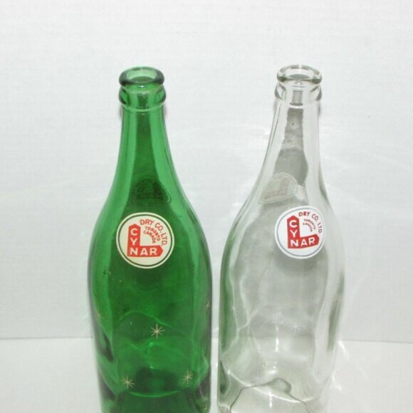 2 CYNAR Vintage Glass Soda Pop Bottles Toronto Canada Large 30 oz Green Clear - Picture 2 of 10